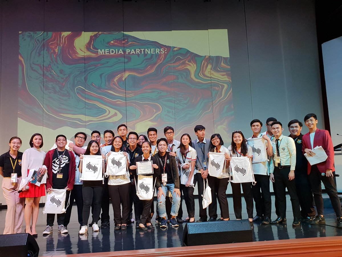 ust_csc's tweet photo. The PROs of the different colleges and faculties receive their PRO starter packs.
#BuildingRelations2018
#CSCMoveFurther
#ZeroWasteUST https://t.co/8DdYWW1iTa