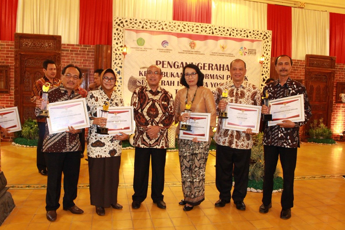 Dinas Koperasi dan UKM Sleman mendapat penghargaan peringkat 3 Keterbukaan Informasi Publik yang diserahkan pada hari Kamis (27/9) di Bangsal Kepatihan Yogyakarta