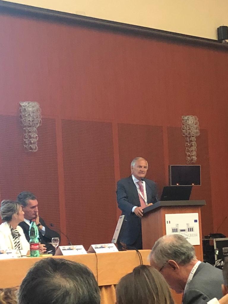 RAM_Spa's tweet image. #NaplesShippingWeek #28settembre Sala Dione #EnnioCascetta: l'economia italiana negli ultimi 10 anni ha subito una forte crisi, i dati sono ancora al di sotto rispetto a quelli del 2008, ma le esportazioni sono aumentate e il Paese si è adattato alla crisi internazionalizzandosi