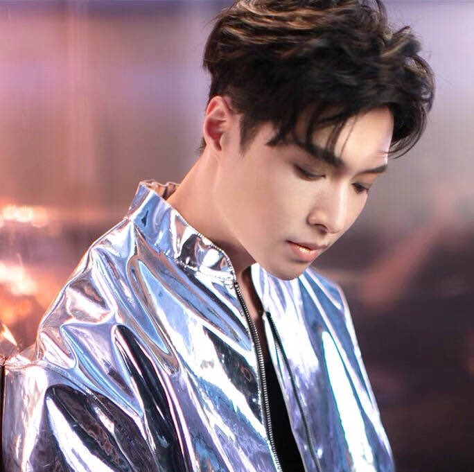 180928 MAC cosmetics official update 2P @LAY_zhang_ @MACcosmetics