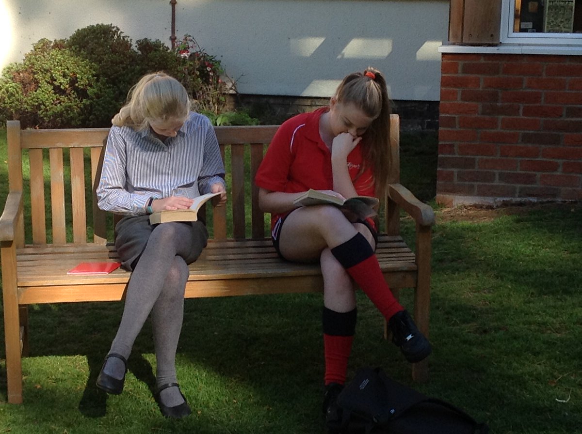 RyeLibrarian's tweet image. Y8 enjoying reading books outdoors again thanks to this beautiful weather #ReadingLesson @AccReader