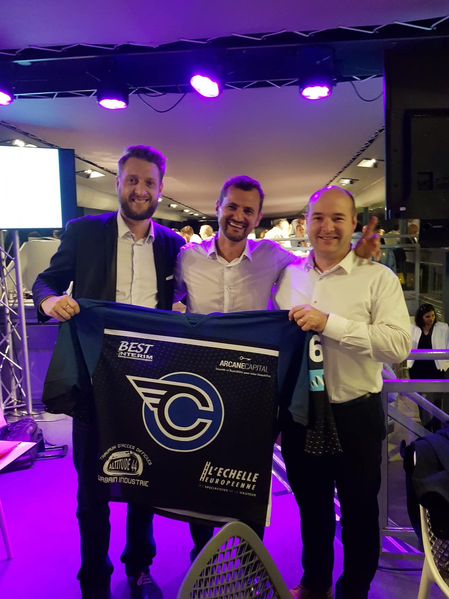 CorsairesNantes's tweet photo. Après l'association @1MPV, les @CorsairesNantes avaient rendez-vous hier au soir pour soutenir @MarleneDMaria qui lutte contre le cancer du pancréas. Merci à @FrancoisDeMaria, @VincentPlancon et l'@EcoleIMIE ! Le maillot des #Corsaires reste dans la famille #IMIE ! 😉 👍 https://t.co/jruNPBcQhh