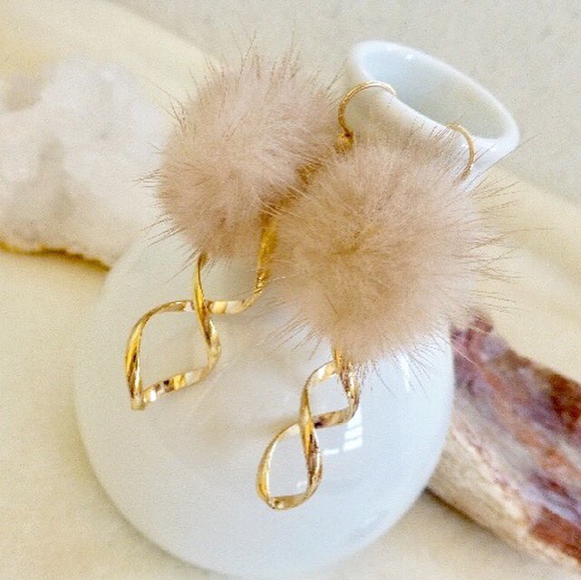 calm_ring's tweet photo. いつも、いいね❤️RT して下さって本当にありがとうございます😊
もふもふちゃんを付けたピアスです。
また、台風が接近中ですが 皆様お気をつけ下さい。
#calmring #ピアス #フック部14kgf
#ファー https://t.co/CQgK085je0