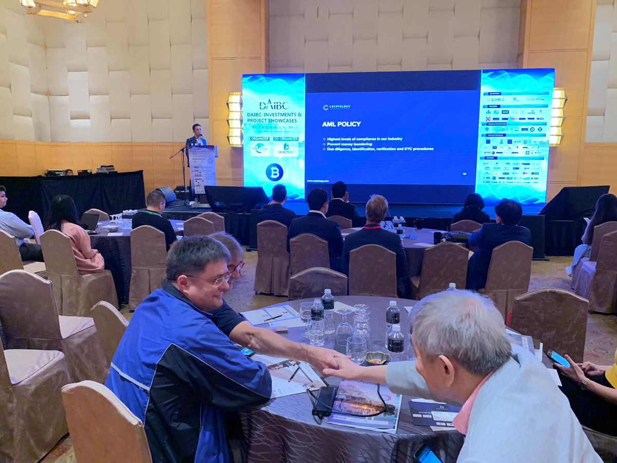 2themoon_global's tweet photo. Here's Ray Li, Cryptology's Business Development Director at Day 2 of #DAIBC KL doing a keynote sharing on #Cryptology and giving insights on how to pick quality #blockchain projects in this saturated market.
What are your thoughts about sieving quality projects in the market? https://t.co/bRsgaLU4N9