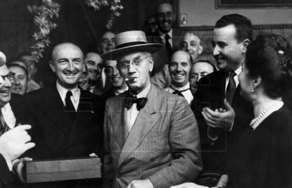 EFELafototeca's tweet photo. #TalDiaComoHoy de 1928 el científico británico Alexander #Fleming descubre la #penicilina, por lo que fue galardonado con el Premio #Nobel de Medicina en 1945. #EFEfototeca https://t.co/yF6BkrDQ5Y https://t.co/Wn4Cvsb4cD