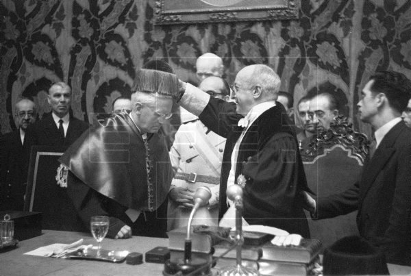 EFELafototeca's tweet photo. #TalDiaComoHoy de 1928 el científico británico Alexander #Fleming descubre la #penicilina, por lo que fue galardonado con el Premio #Nobel de Medicina en 1945. #EFEfototeca https://t.co/yF6BkrDQ5Y https://t.co/Wn4Cvsb4cD