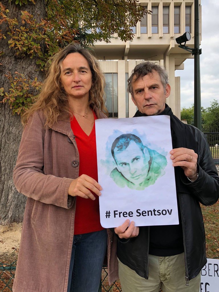 webscam's tweet image. « Je prends ce matin le relais de Lucas Belvaux devant l’ambassade de Russie, et fais donc grève de la faim jusqu’à demain matin... pour soutenir Oleg Sentsov dans son 137e jour de grève de la faim. » Julie Bertuccelli #FreeSentsov #OlegSentsov