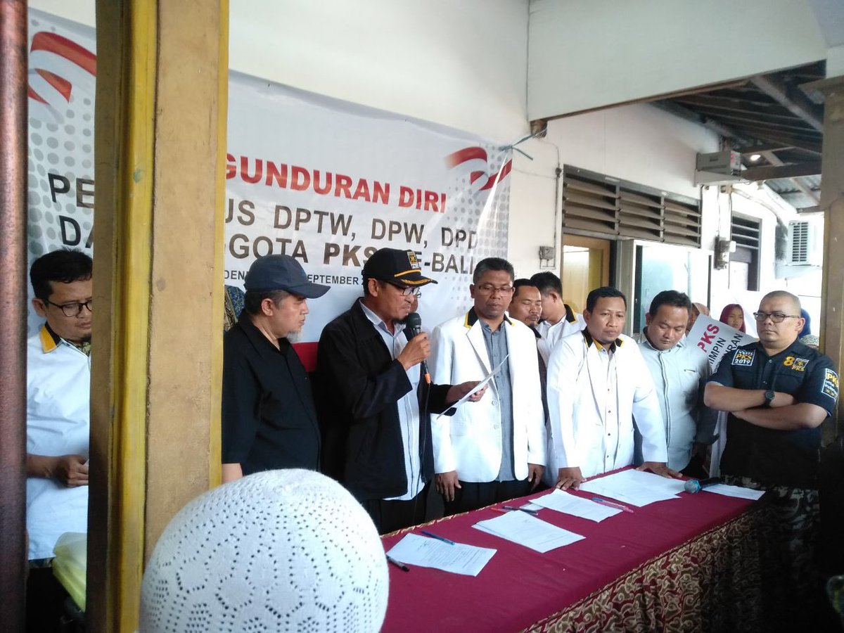Fahrihamzah's tweet photo. Tuan @msi_sohibuliman kenapa merusak partai kami?? Saya baru terima Foto2 pengunduran diri massal pengurus di Propinsi bali, mereka buka baju dan jaket partai semuanya. Apa yang terjadi? Dusta apa lagi ini? #SavePKS https://t.co/uOmBpv42NQ