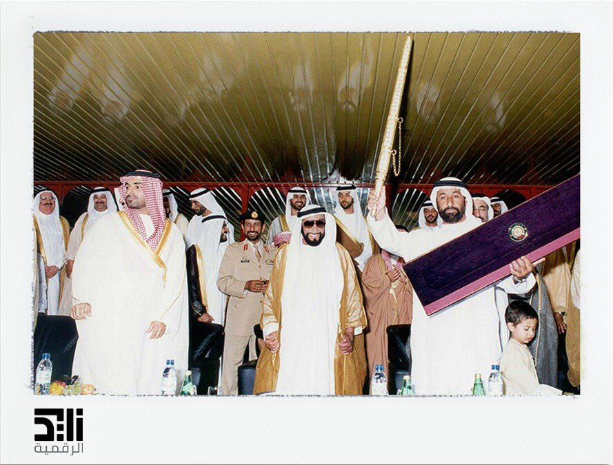 zayedtvae's tweet photo. "على شعبنا ألا ينسى ماضيه وأسلافه، كيف عاشوا وعلى ماذا اعتمدوا في حياتهم وكلما أحس الناس بماضيهم أكثر، وعرفوا تراثهم، أصبحوا أكثر اهتماماً ببلادهم وأكثر استعداداً للدفاع عنها".. المغفور له #الشيخ_زايد بن سلطان آل نهيان يشهد سباقاً للهجن عام 2000
#قناة_زايد_الرقمية
#عام_زايد https://t.co/OIqGFkIX70