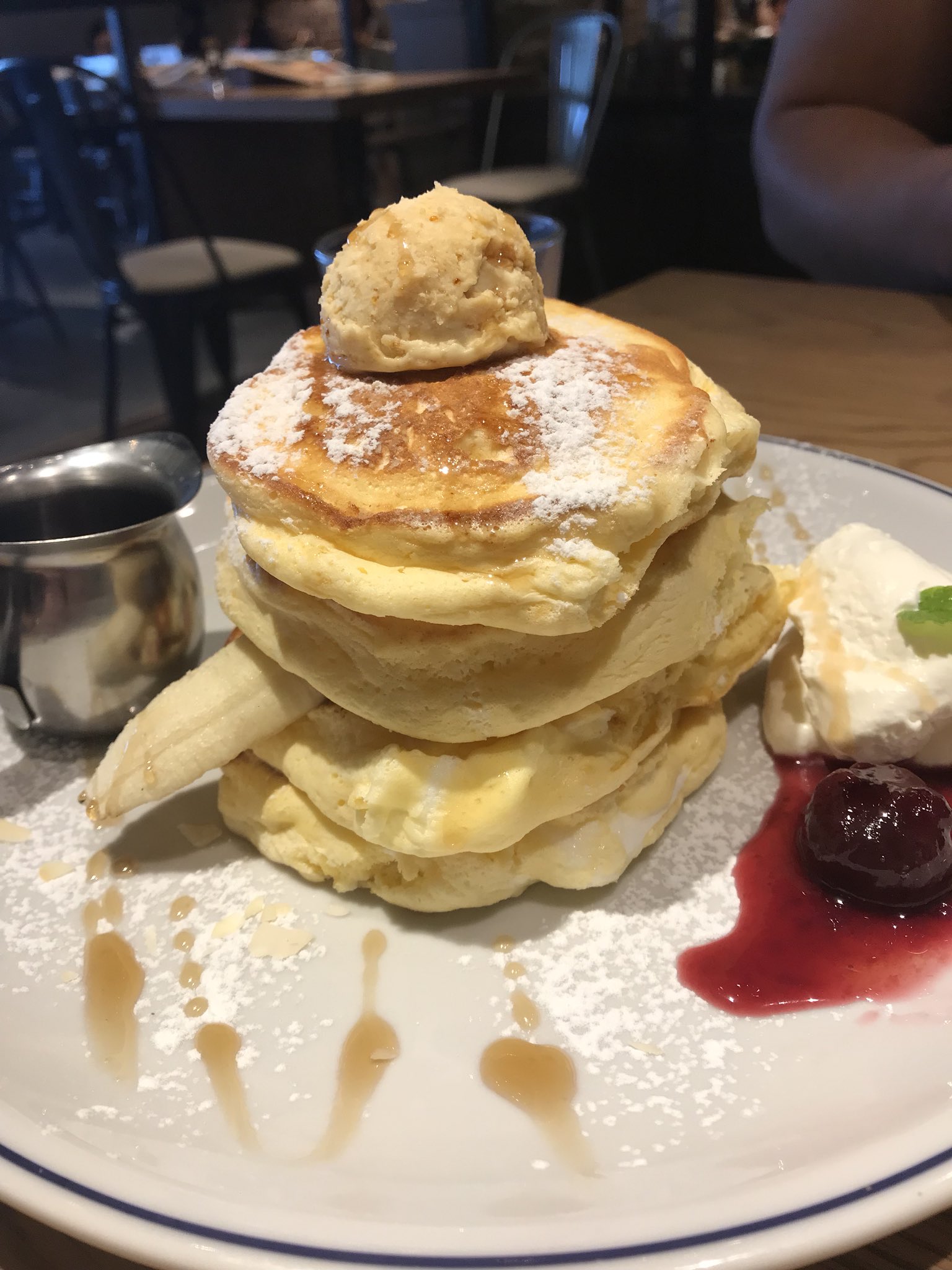 長谷川 ベンチ世界王者 新宿カフェハドソン ハニーバターリコッタパンケーキ しつこくない蜂蜜の甘さと まろやかなバターの相性が抜群に美味しかったです バナナやベリーもめちゃリコッタパンケーキにあってました 筋肉スイーツ Pancake パンケーキ
