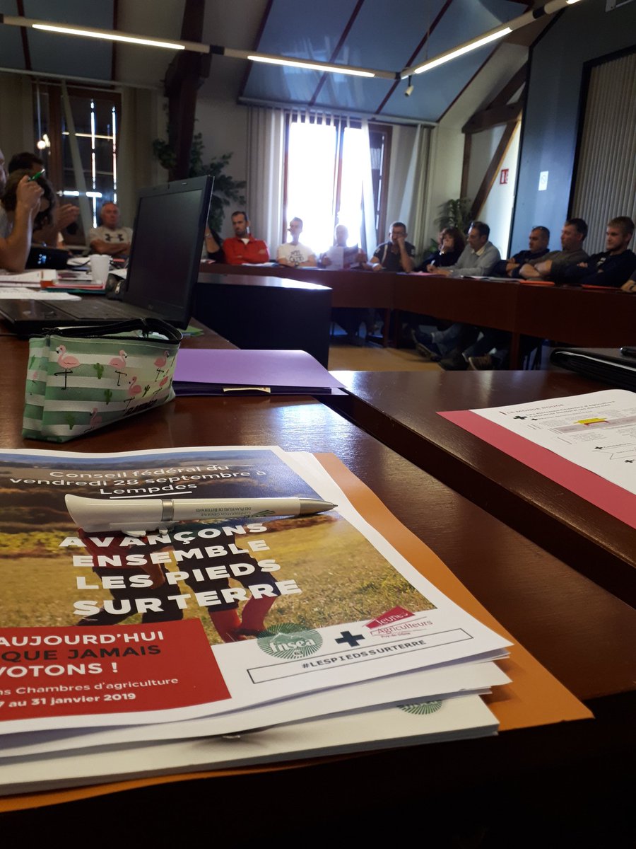 marionvedel's tweet photo. Conseil fédéral JA63-FNSEA63 on lance la campagne chambre!! #lespiedssurterre #jeunesagriculteurs #fnsea https://t.co/rE8OtwA25R