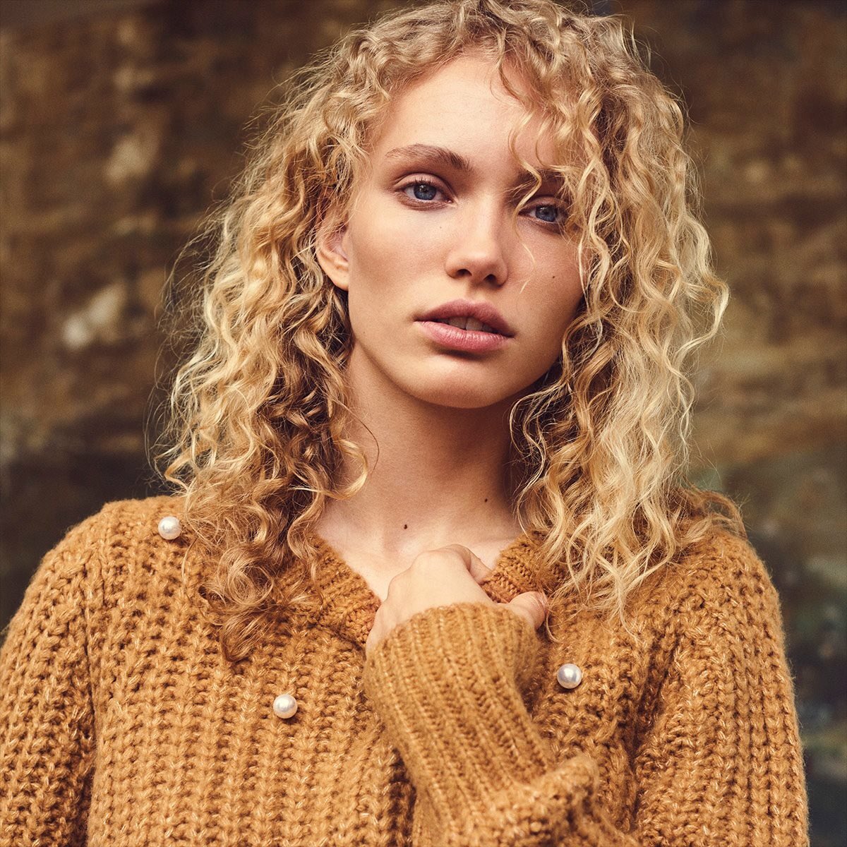PEARLS ON POINT! 

Embellished knitwear is a true trend this autumn 

Find out more in store!

#veromoda #veromodastyle #outfitinspo #winterwardrobe