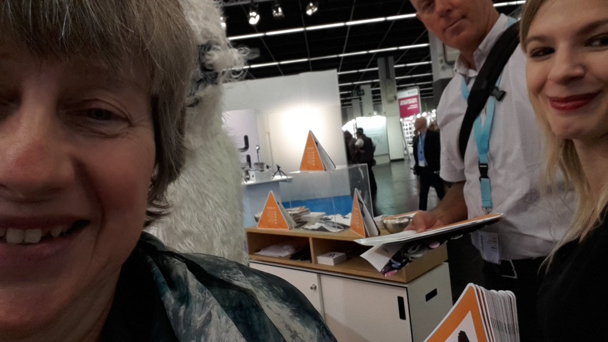 GlatzerElke's tweet image. Am Stand von #lexoffice. Der Yeti schaut interessiert zu.