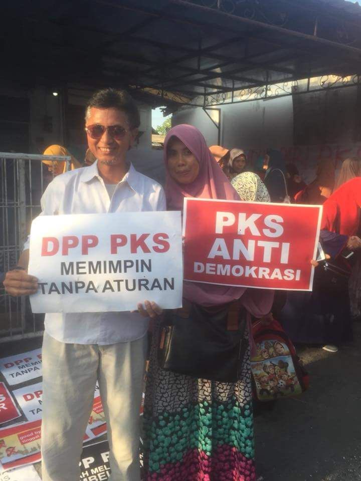 Fahrihamzah's tweet photo. Gempa di Bali,
Seluruh pengurus PKS mengundurkan diri. Sedih melihat kejadian ini. Ini dipicu oleh tindakan sepihak DPP yg ngawur. #SavePKS https://t.co/hGkU4LsSz7