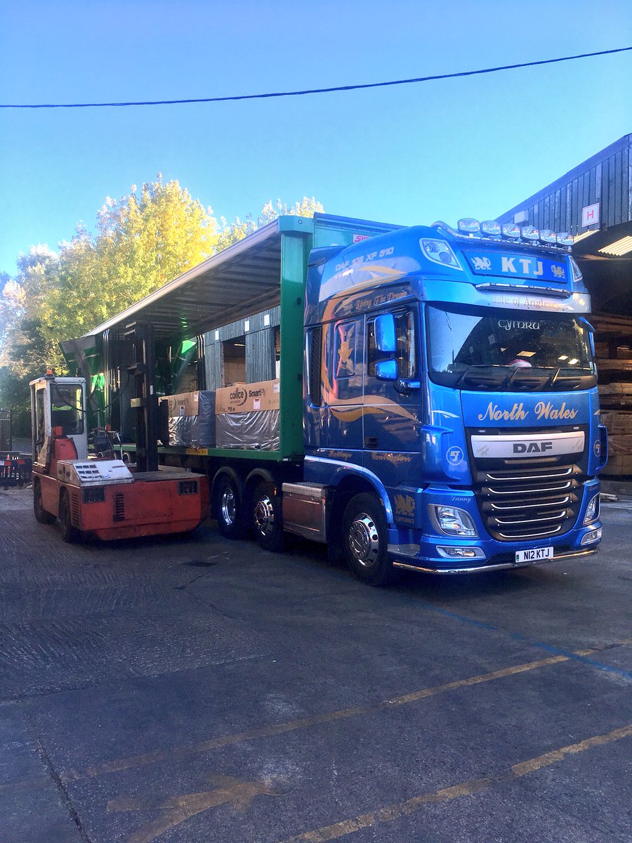tony_pari71's tweet photo. beautiful morning in manchester. @gwyneddshipping @DAFTrucksNV @DAFTrucksUK @SDCtrailers @MDFOSB_Europe #Manchester #Bluesky #FridayFeeling #OSB #Smartply https://t.co/QUgUCiHRrb