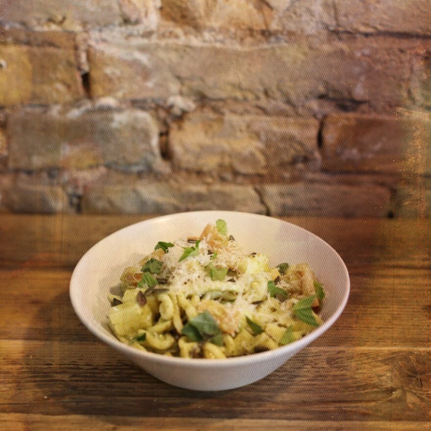 rawffee's tweet image. Who’s coming for lunch today?! 👉Udon noodles with tomatoes, mozzarella and pesto sauce 🍜🍅🧀🌿 #rawffee #valencia #juice #bar #healthy #food #FelizFinde