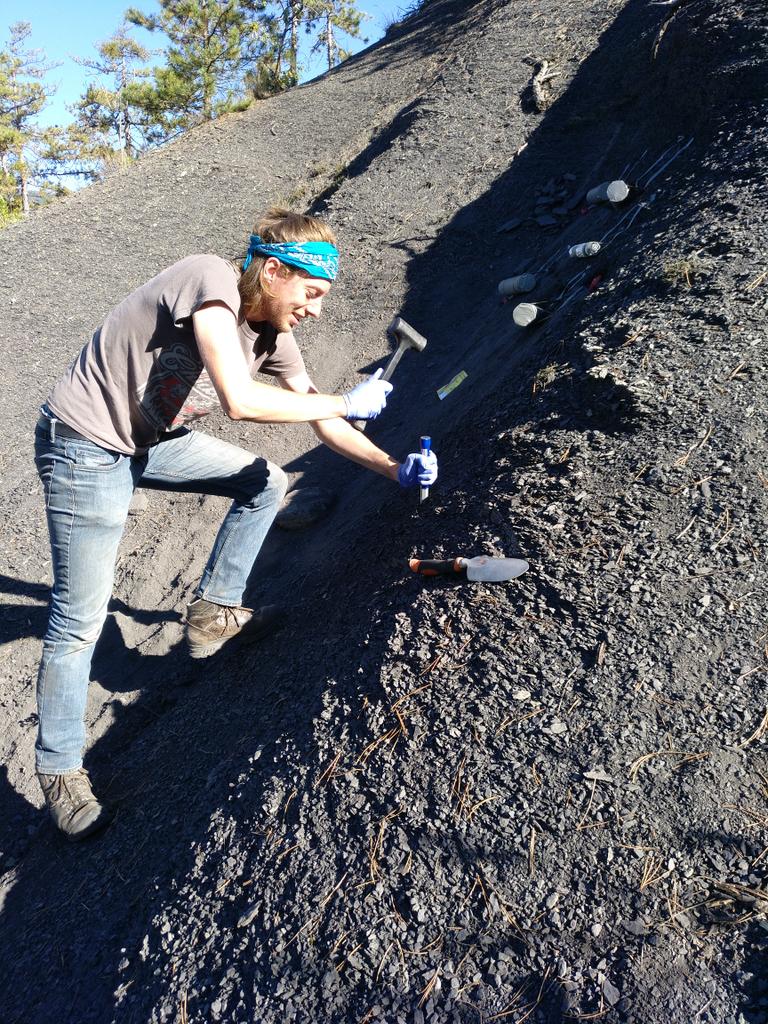 Last early morning on the field. Tobi is collecting a large rock sample for PLFAs just next to his newly made CO2 holes. #Brusquet #Shale #CO2emissions