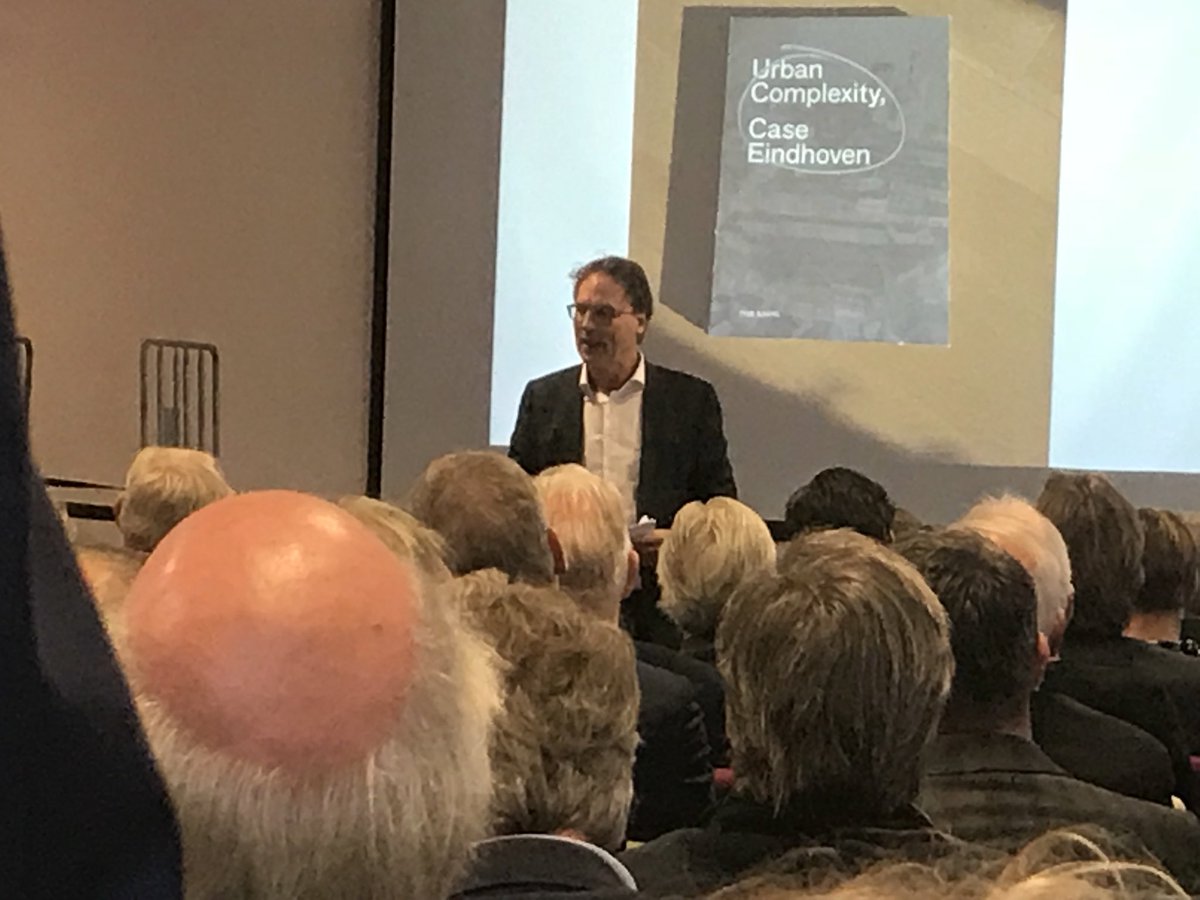 ThijsEradus's tweet photo. #CaseEindhoven #UrbanComplexity @Staf_Depla roept op tot een sociale stad #kindereninarmoede #omgeving #netwerken #banen mooi gesproken!! https://t.co/6Lz02c2jE6