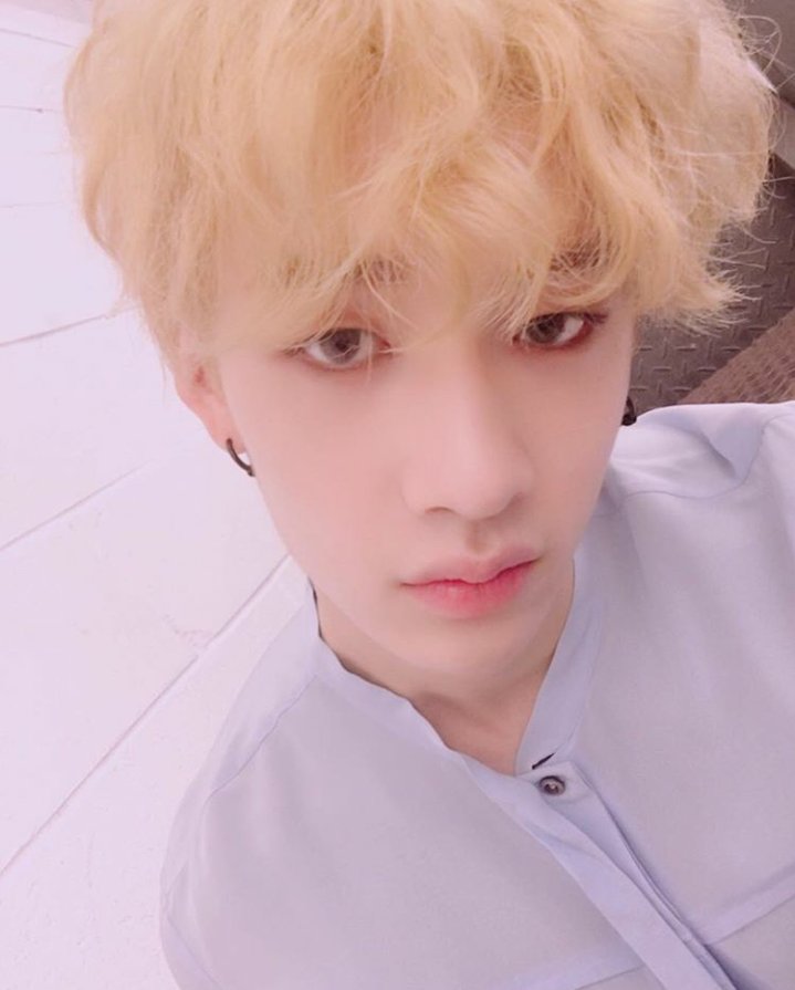 skzmalkokayo's tweet photo. Stray Kids IG Update with Bang Chan
[CAPTION] 
🐺 태국으로 간드아~
⠀⠀
#StrayKids #STAY #NYLON #KCON #THAILAND #🖤 

----
@Stray_Kids #BANGCHAN #StrayKids https://t.co/oadxycgWh0