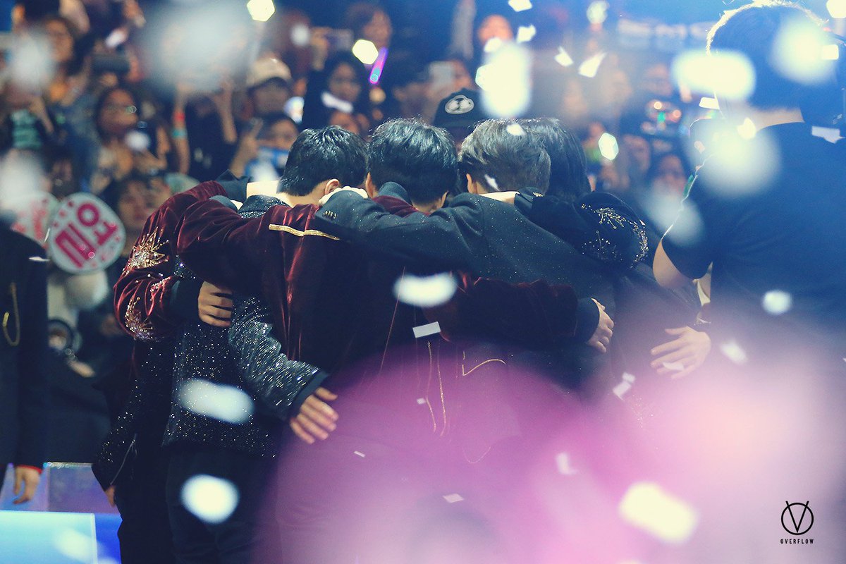 qtpiebyunbaek's tweet photo. "When the tiring days arrive, remember the beautiful us."

There's a Weibo account called "情话bot" that post sweet phrases said by idols or written in productions. Many were said by/related to EXO, so fans were saying it should be "EXO Sweet Phrases bot"

#EXO @weareoneEXO #엑소 https://t.co/FYSHSrC423
