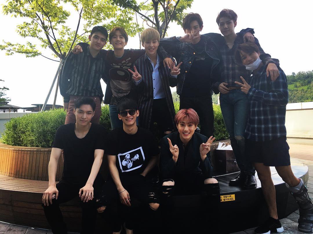 qtpiebyunbaek's tweet photo. "When the tiring days arrive, remember the beautiful us."

There's a Weibo account called "情话bot" that post sweet phrases said by idols or written in productions. Many were said by/related to EXO, so fans were saying it should be "EXO Sweet Phrases bot"

#EXO @weareoneEXO #엑소 https://t.co/FYSHSrC423