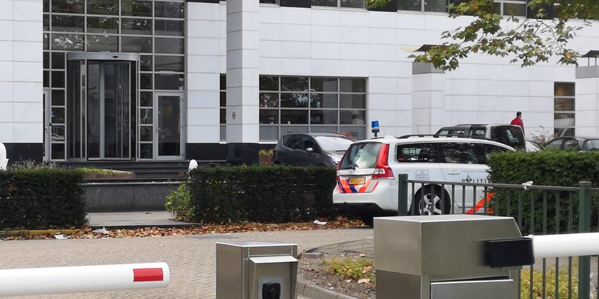 Brecht staat voor de deur van <a href="/CreditAgricole/">Crédit Agricole</a> om te praten over een oplossing voor de wurgkredieten, maar de woordvoerder wil niet naar beneden komen. De politie is er zelfs bij gehaald!😱 Morgenavond zie je wat er allemaal aan de hand is. Om 19:05 op NPO1. Spannend!