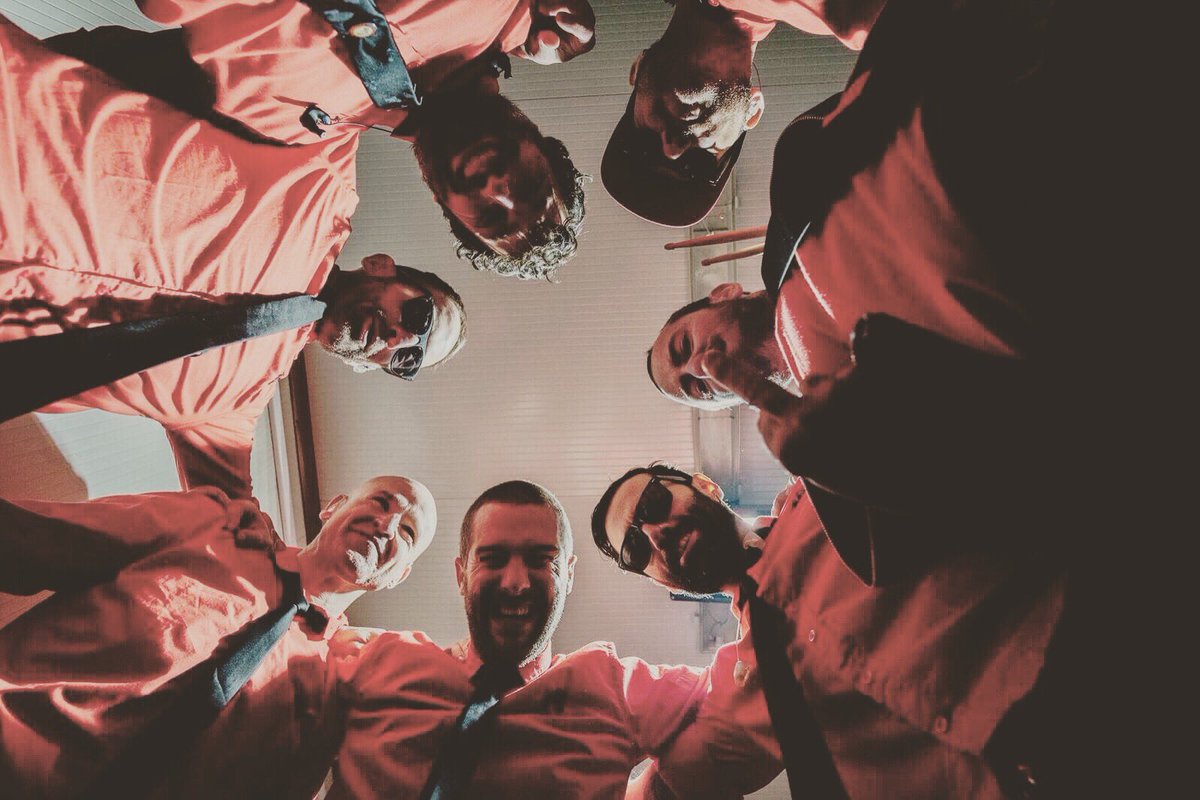 Hoy el la última vez que esta imagen se va a repetir. Esta noche <a href="/RiotPropaganda_/">Riot Propaganda</a> echa el cierre con un último concierto en Vallekas. 
Pero antes de las despedidas un último baile de guerra. 
Madrid: salimos a las 22:30h, hasta morir si es preciso.
📸: @adolfboludabig