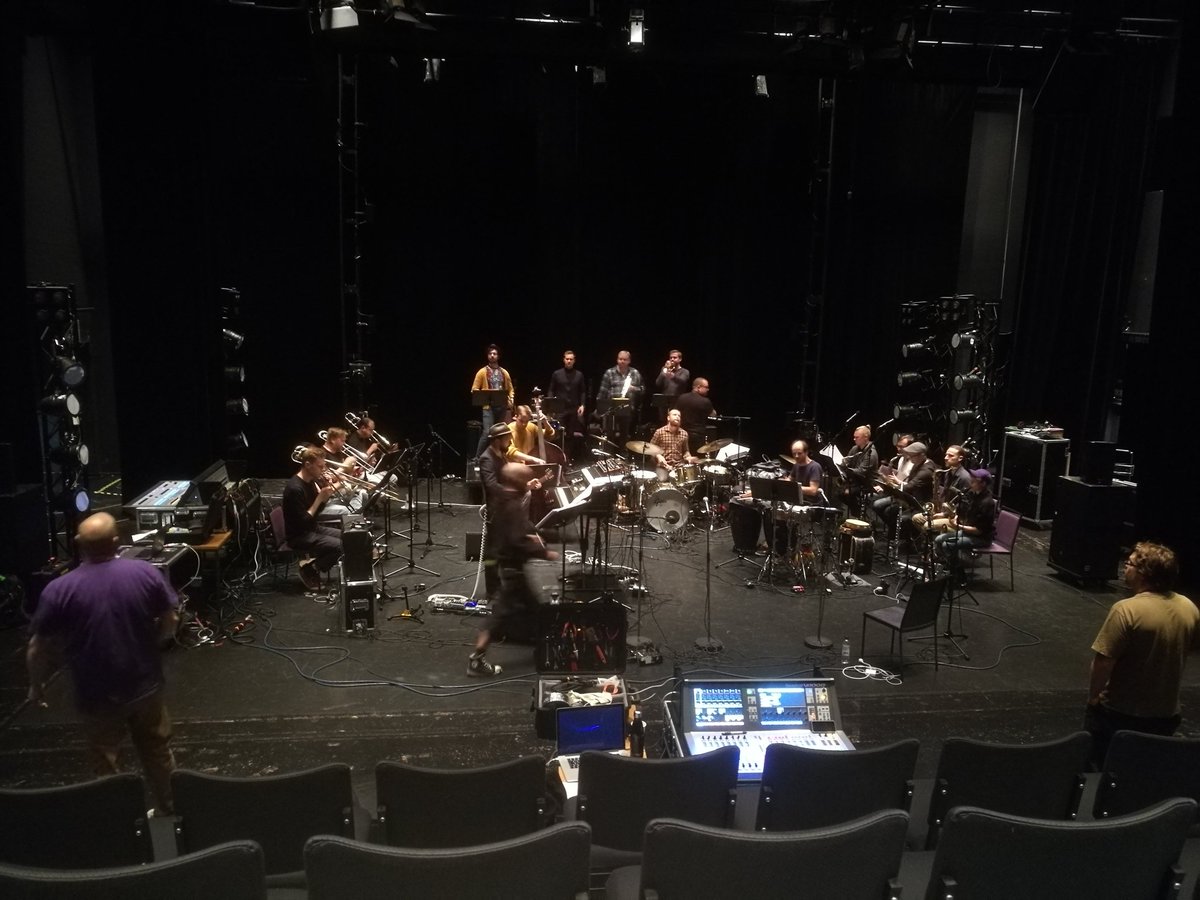 SilventoisJuho's tweet photo. Tähän tiivistyy jotain aika fenomenaalisen ilmiömäistä. Ricky-Tick Big Band &amp; Julkinen Sana treenaamassa #metropolia'lla tänään ja huomenna. Semihuikeita hommia, linjaisin! #rtbbjs @rtbbjs https://t.co/OJU55IVQSO