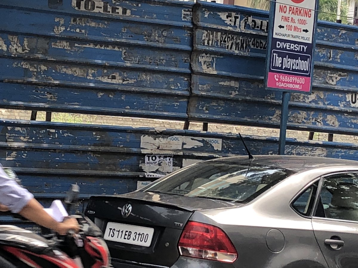 KarunyaGoyal's tweet photo. Time : 10:30 am - 28th sept ..
Responsible citizen at Whitefields , Kondapur .. opposite to SBI entrance
Hyderabad traffic police , this z 2 aware you ... no parking z mentioned bt still no ones sees them..hahaha
#roadsafety #responsibility #awaring
@HYDTP #hydcitypolice https://t.co/fcPiuC14of