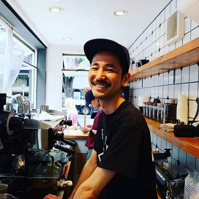 This happy barista knows he's in a good place. @aboutlifecoffeebrewers 
Oh, check out the video 🎥 link in profile.
#baristababes #happyguys #coffeedude #shibuyatokyo #cafe巡り #aboutlifecoffeebrewers #tokyopeople#tokyocoffee #specialtycoffee #coffee #cafe #traveljapan