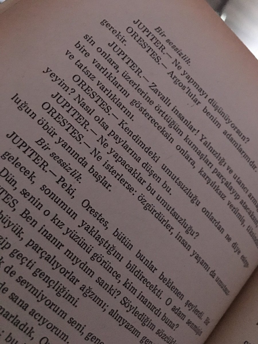 roroquentin's tweet image. orestes— ne isterlerse: özgürdürler, insan yaşamı da umutsuzluğun öbür yanında başlar.

bir sessizlik 
#sartre #sinekler