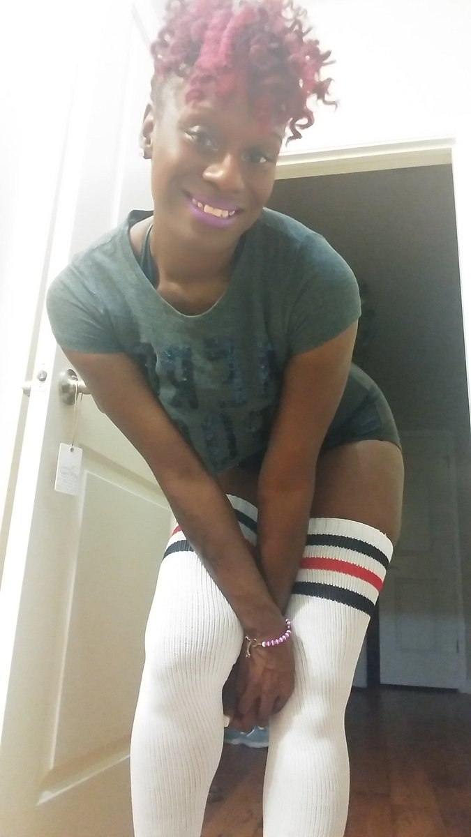 DanceLegz's tweet photo. #putsomedancelegzinit @americanapparel we can't all live in California but #atl stay rockn ya gear! #thighhighthursday @DanceLegz https://t.co/dAFr0MLByw
