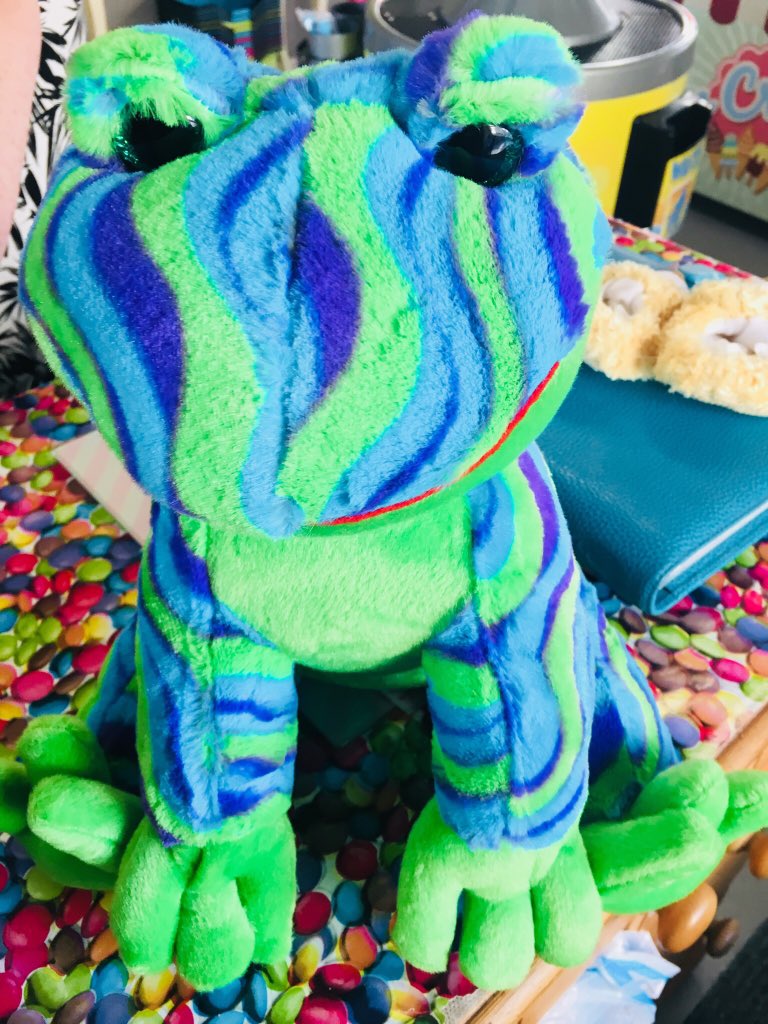 🌈 Stuffing a Stripey Green Frog! 🐸

Did you know it’s only £10 to build a cuddly creature in our Saltash shop? We are open 10am to 4pm today 🤗

🦄🐻🦁🐸🐵🐧🐷🐯🐱🐶🐺🐤 #Saltash #Plymouth #toys