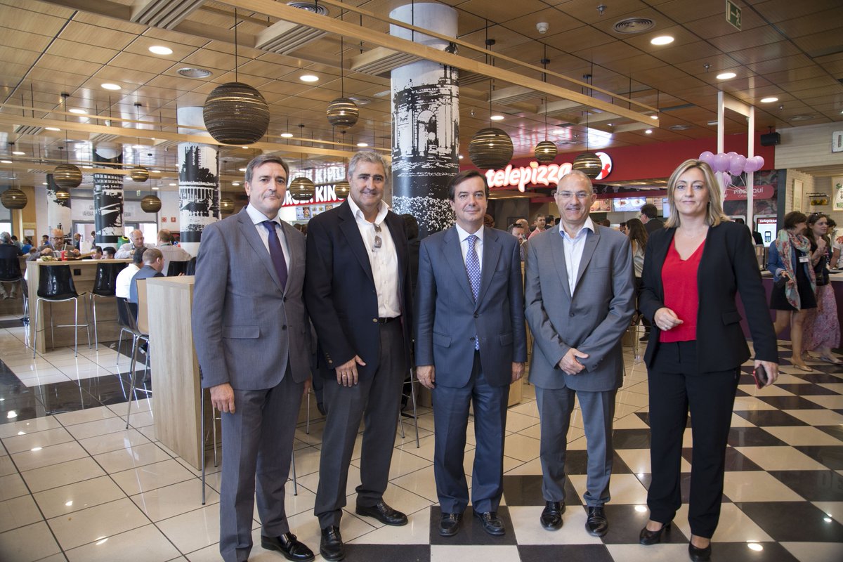 El DG de #IFEMA en la inauguración del nuevo #FoodCourt situado  en la avenida principal del recinto y gestionado por <a href="/Areas_ES/">Areas Iberia</a>, empresa líder en Food&amp;Beverage y Travel Retail.