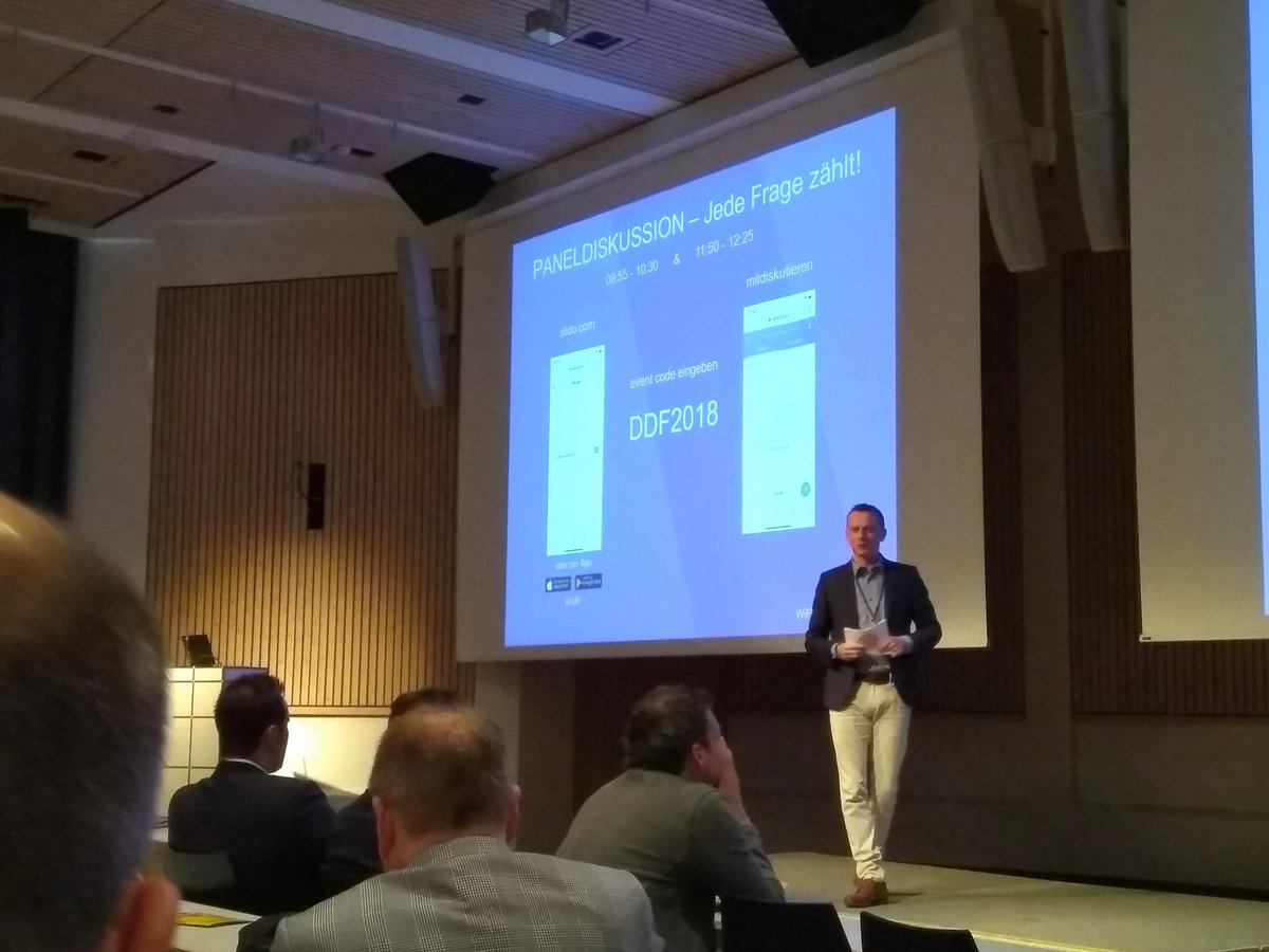 GR_4o's tweet photo. @andy_fitze führt durch das Programm des Konferenztages am @DigitalDavos #DDF18 https://t.co/0mfjP1ta00