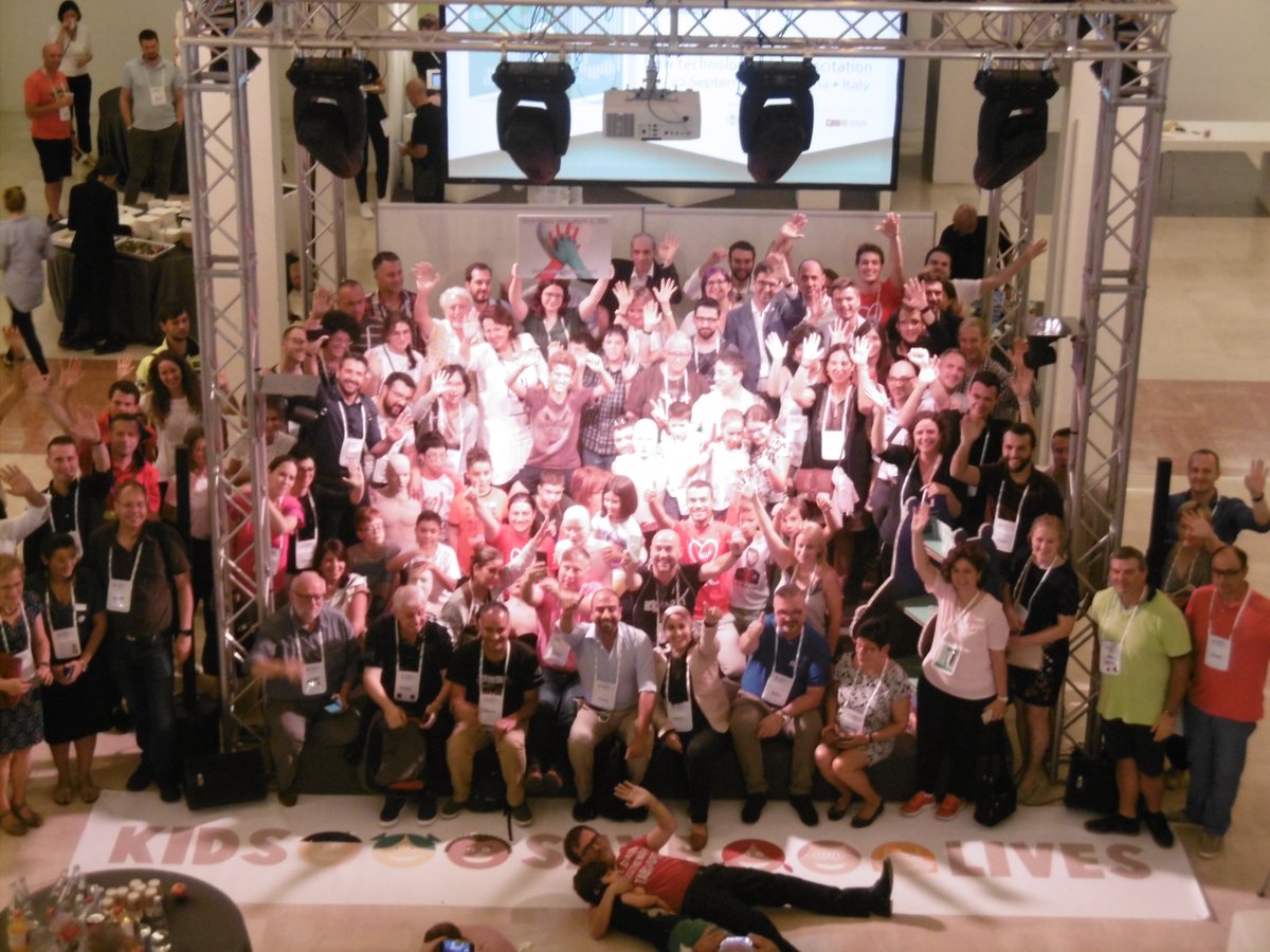 The pics are in! Here are our #kidssavelives and #worldrestartaheart super selfies at #erc18!