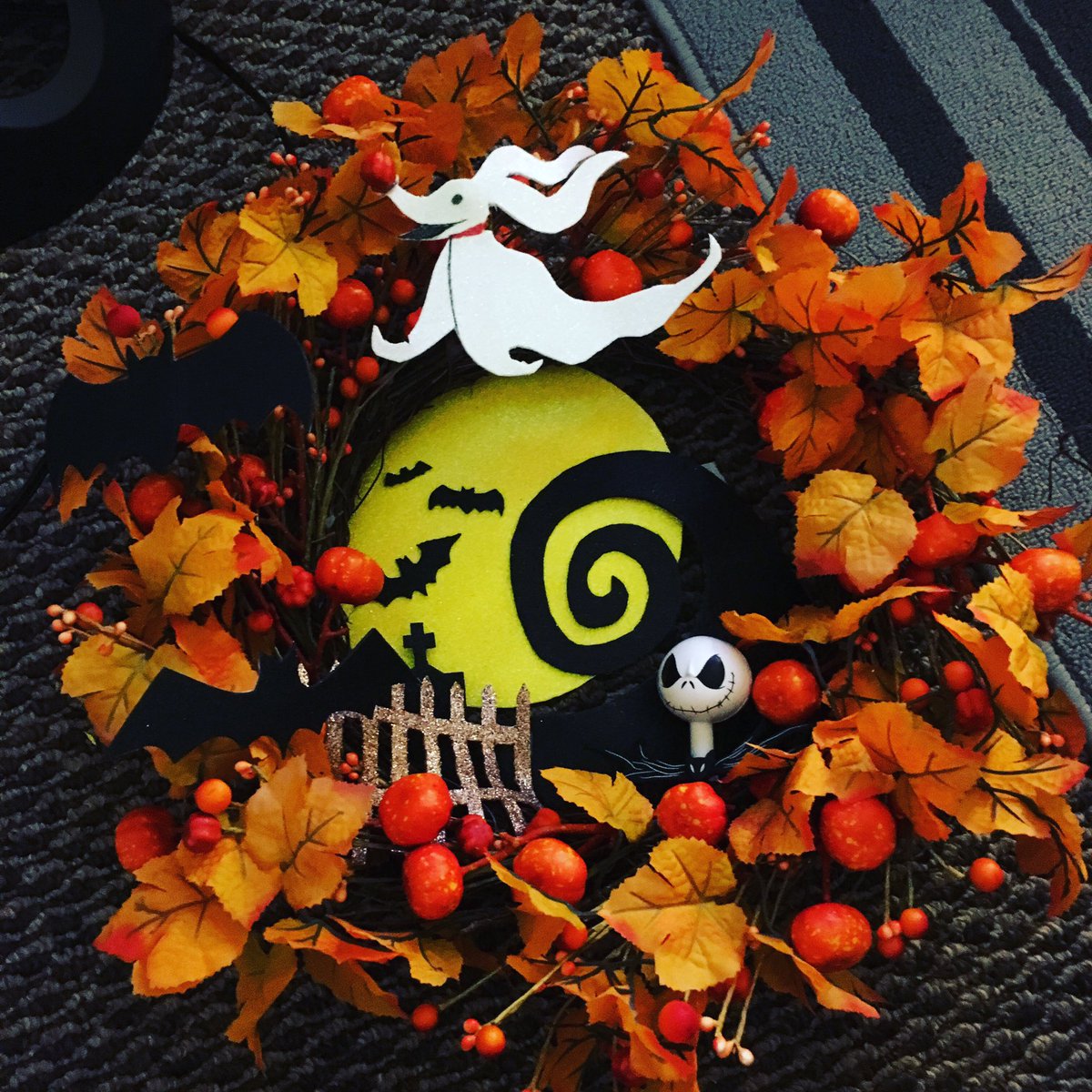MPMouseketeers's tweet photo. #nightmarebeforechristmas #jackskellington #zero #disneyland #Halloween #disneyworld #bats #Disney #pumpkin #wreath https://t.co/VLkKcfTGo5