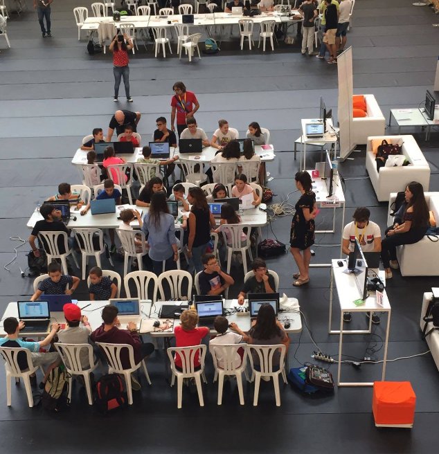 RobotixCS's tweet photo. Mañana, el pabellón polideportivo de la @UJI_noticias se llenará de niños y niñas dispuestos a participar en #HackathonInfantil 👏🏻👧🏽🤖🧒🏻💻⏱
👉🏼 https://t.co/G6oMUZSbJE
#RobotixCastellón #robóticaeducativa #robot #programación #retostecnológicos #LegoEducation @HackathonCS https://t.co/aZuZ4sojta