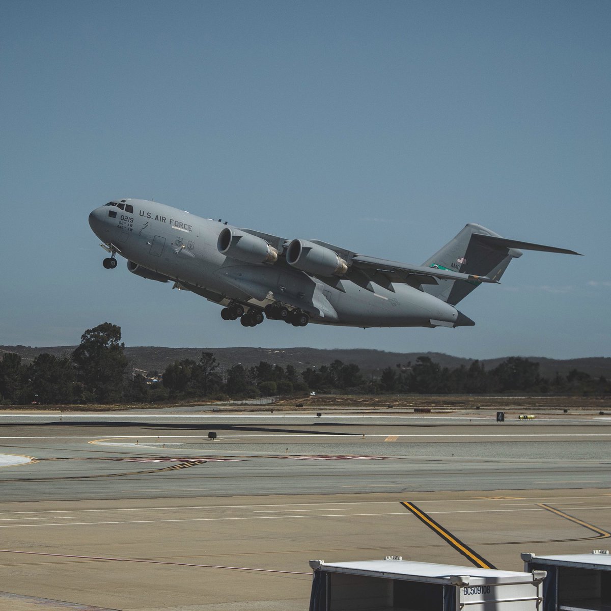 TheBeechum831's tweet photo. Its amazing how fast this gets off the runway. π« #c17globemaster
#mcchordafb #usaf #avgeek #c17 #teammcchord #c17globemaster #montereyairport #aviation #aviationlovers #igaviation #c17globemasteriii #avi_things #aviationdaily #aviation4u #aviationphotography https://t.co/UbWUwBFl8W