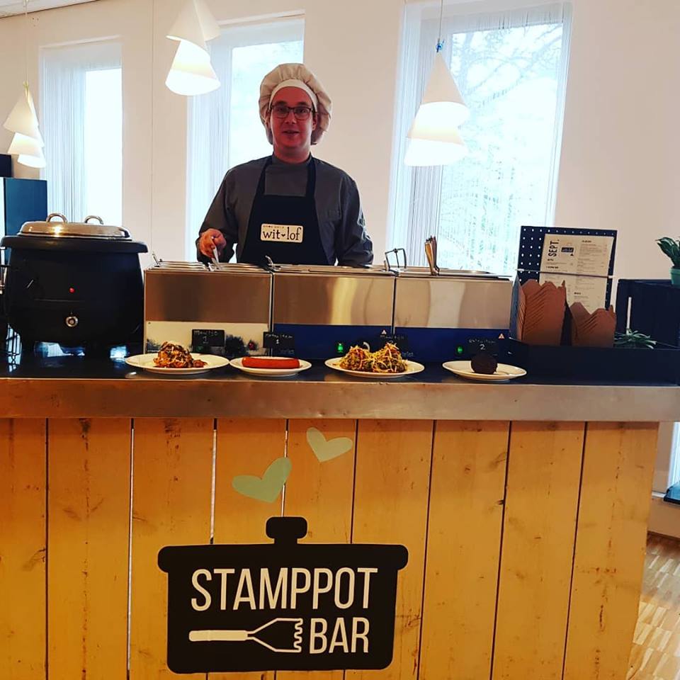 Wit_Lof's tweet photo. Ze zijn er weer! Andijviestamppot met jus en de zoete aardappel-spinaziestamppot #stamppot #thuisuiteten #afhalen https://t.co/3e6ZjNhpK4 https://t.co/GDWh2ZPUqg