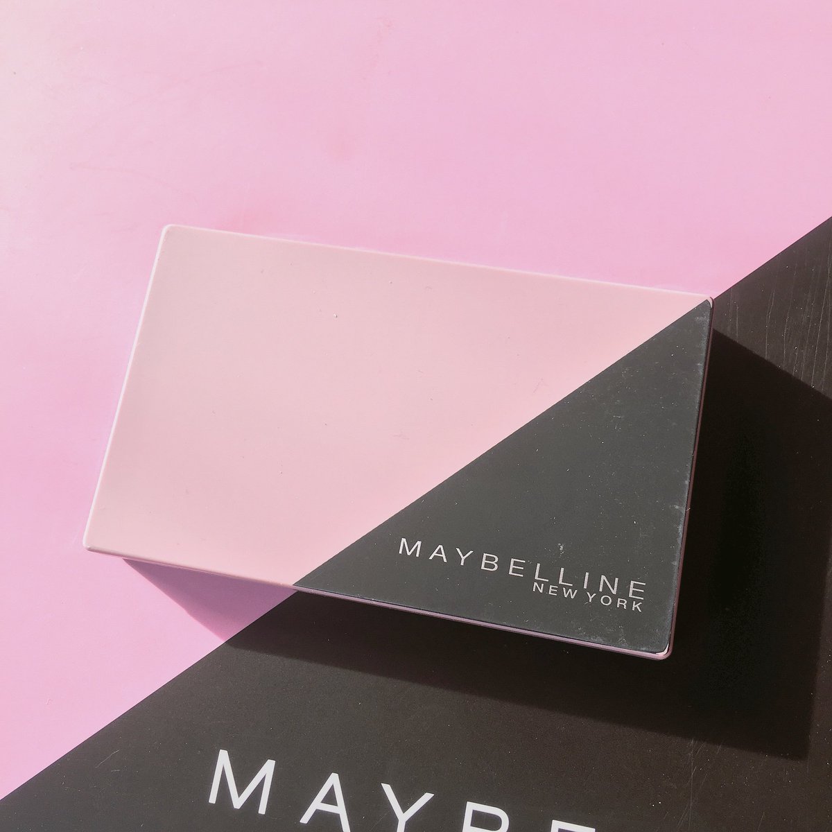 ngamdemarco's tweet photo. ตอนนี้ใช้แป้งอะไร แนะนำนะคะจาก maybelline #Clearsmoothallinone งามใช้สี 01 light ตัวเดิมแต่โฉมใหม่เริ่ดกว่าเดิมใครไม่ชอบเนื้อแป้งที่ทาแล้วรู้สึกหนาๆเตอะๆทีหน้า แถมยังช่วยคุมมัน ปกปิดได้ดีควรมีนะถูกและดีแบรนนี้saleอย่างบ่อย ฟินิชลุคออกมาคือหน้าไม่ดรอปอะชนะ #ไว้รีวิวห้ามขายของโว้ยย https://t.co/KaNnsyxMWk