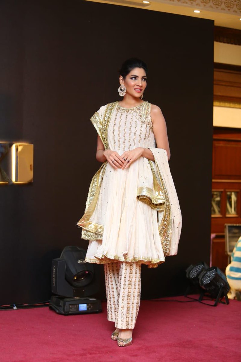 MovieShoovy's tweet image. Host of the night !!!! Beautiful #ZhalaySarhadi looking elegent in #PinkTree by #MohsinSaeed attier at #PakSuzuki event

#Fashion #STyle #Beauty #MovieShoovy #FashionPolice #FashionStyle @Xxhalay