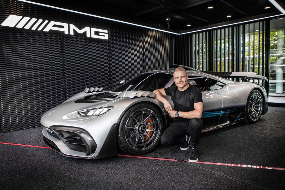 VirutasF1's tweet photo. Pues cuando los de @MBenzEspana decían que el superturismo en el que trabajaban estaba derivado de la F1... no solo se referían a su motor. Mira el volante, el asiento o la aleta de tiburón. Se llamará Mercedes AMG ONE (y me temo que barato no va a ser) https://t.co/YWKwjS4srF