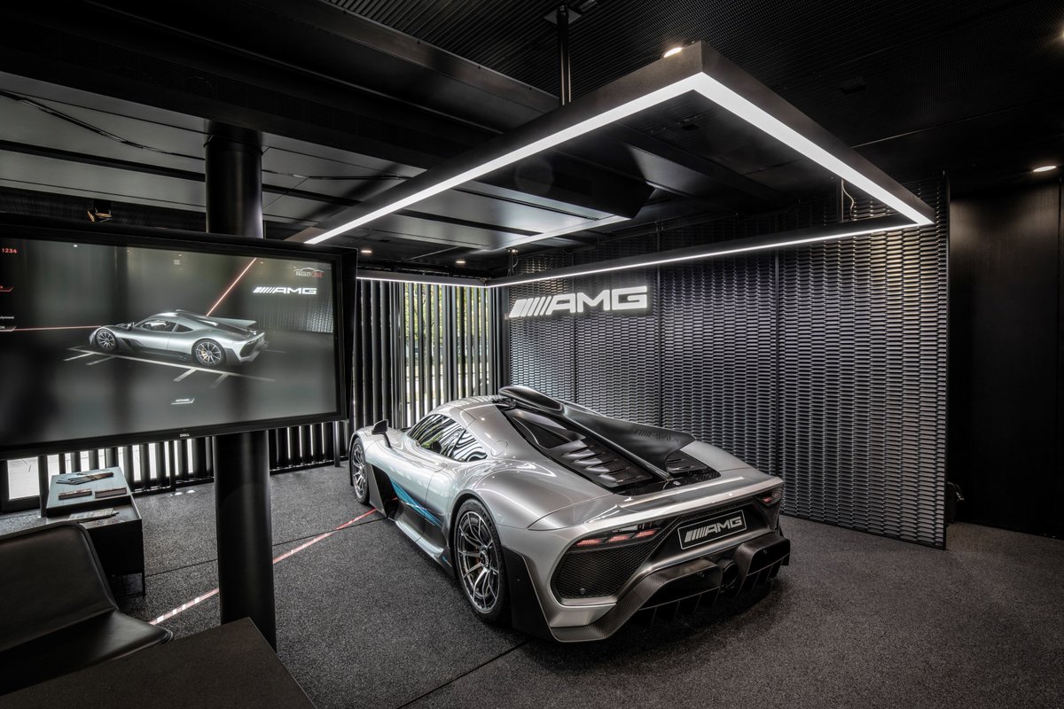 VirutasF1's tweet photo. Pues cuando los de @MBenzEspana decían que el superturismo en el que trabajaban estaba derivado de la F1... no solo se referían a su motor. Mira el volante, el asiento o la aleta de tiburón. Se llamará Mercedes AMG ONE (y me temo que barato no va a ser) https://t.co/YWKwjS4srF