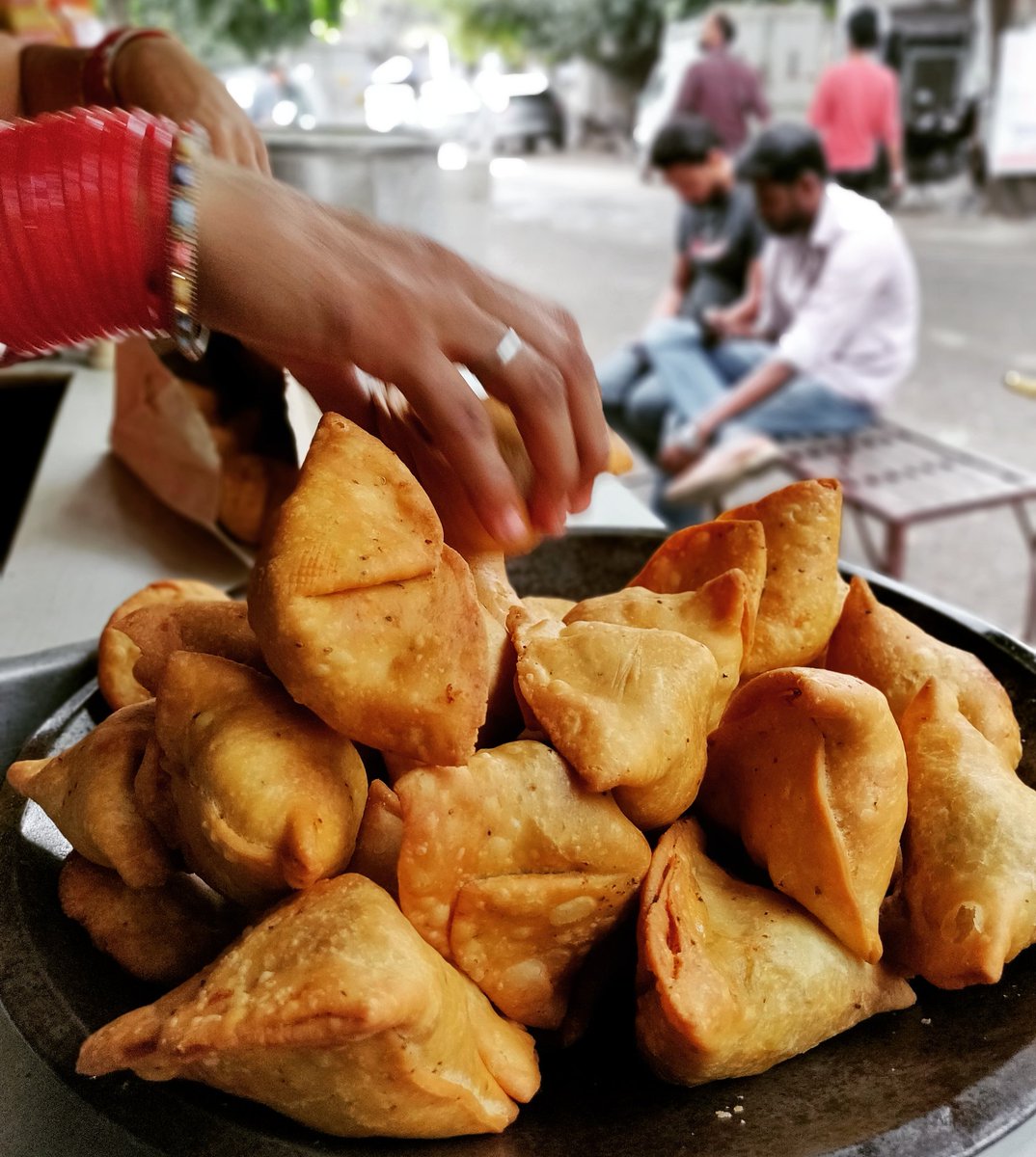 BuzzingFork's tweet photo. Keep your samosas closer!😁😋🌮 #buzzingfork .
.
#brunch #lunch #breakfast #snack #snacks #samosa #munching #food #foodie #foodblogger #foodphotography #foodporn #delhi #delhigram #delhifood #travelgram #travel #indianfood #friday #fridaymood #travelguide #explore https://t.co/mwhfRHxeBs