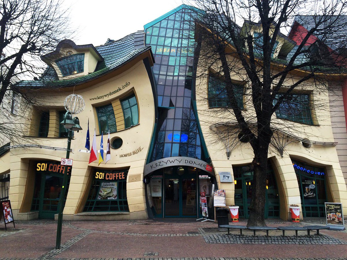 emlaksitemcom's tweet photo. İlginç mimari yapısı ve eşsiz temasıyla turistlerin vazgeçilmez noktalarından biri olan, Polonya'nın Sopot şehrinde bulunan Dünyanın en yamuk binası: Krzywy Domek. https://t.co/BPtexQLlSt