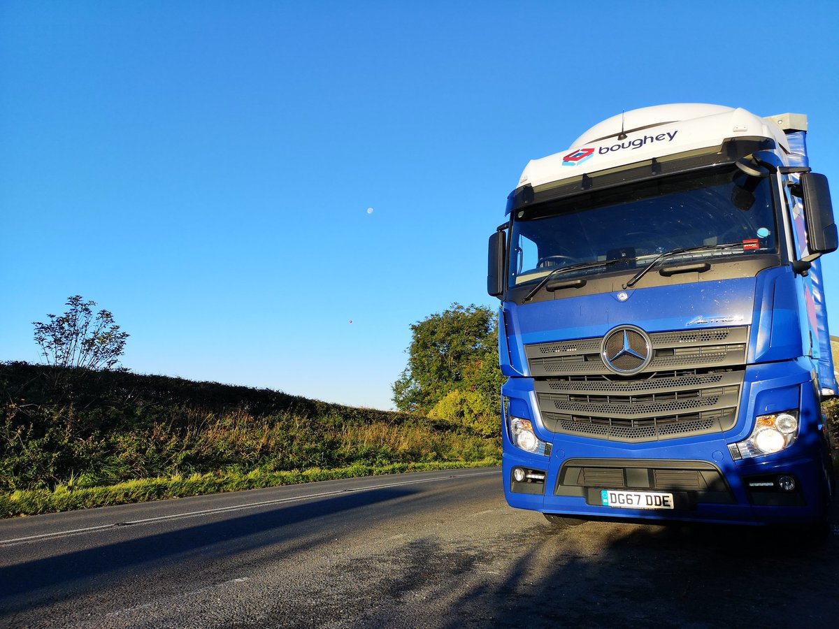 TruckWithGaz's tweet photo. Cool to see the @Virgin balloon this morning, what a day for it! @VirginBalloons @MercedesTruckUK @MercedesBenz
#virginballoon
#bluesky
#moon
#wishihadarealcamera
#p20pro
#trucking https://t.co/AZzLt4dbLP