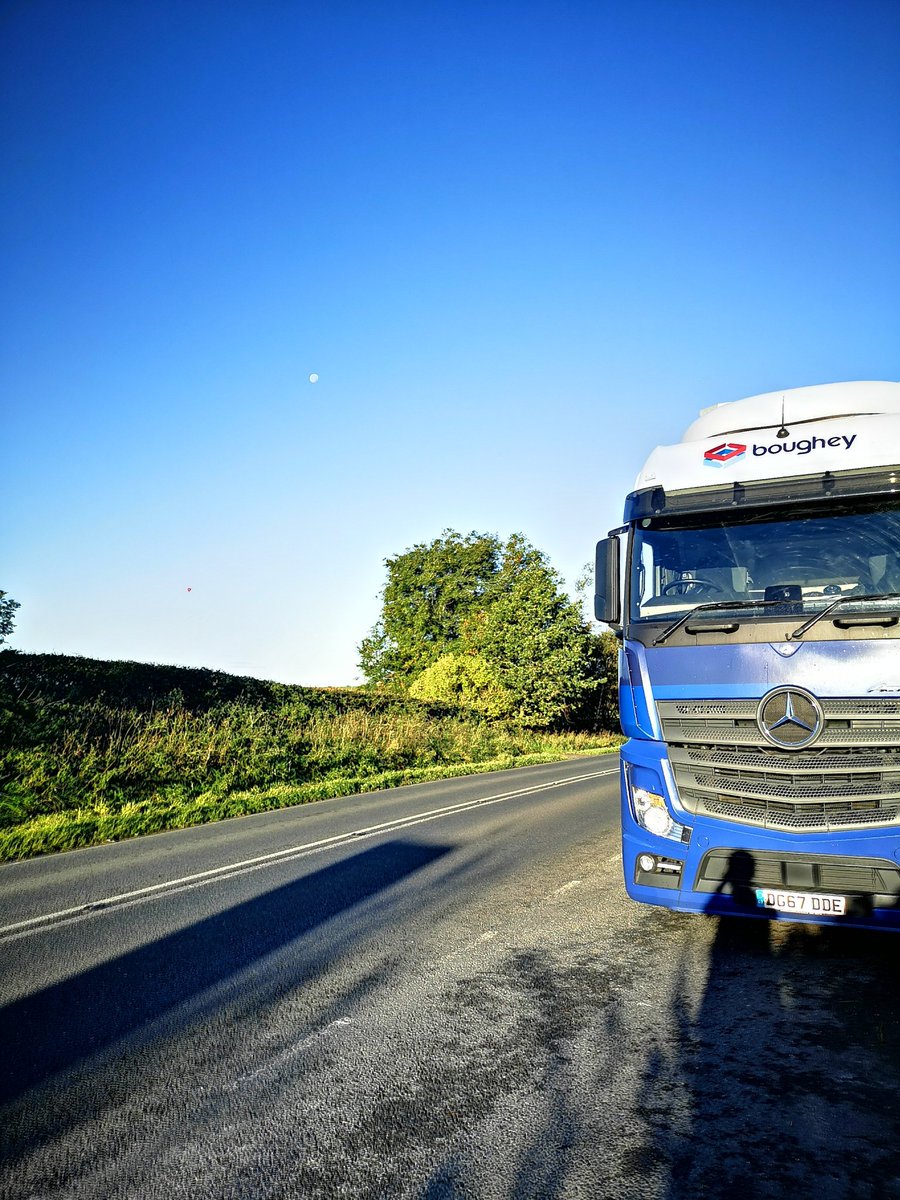 TruckWithGaz's tweet photo. Cool to see the @Virgin balloon this morning, what a day for it! @VirginBalloons @MercedesTruckUK @MercedesBenz
#virginballoon
#bluesky
#moon
#wishihadarealcamera
#p20pro
#trucking https://t.co/AZzLt4dbLP