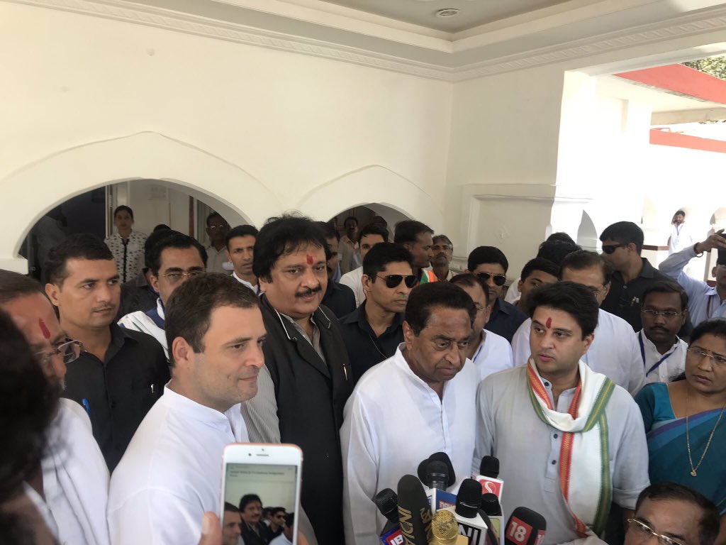 INCMP's tweet photo. कांग्रेस अध्यक्ष राहुल गांधी की उपस्थिति में पूर्व मंत्री पुष्पराज सिंह कांग्रेस में हुए शामिल, प्रदेश अध्यक्ष कमलनाथ जी, ज्योतिरादित्य सिंधिया जी भी इस दौरान वहां मौजूद रहे।
#BadlegaMadhyaPradesh https://t.co/EMsuRgX7Sh