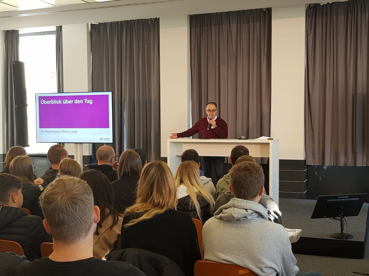 Evonik's tweet photo. Herzlich willkommen zu einem spannenden Tag! #Evonik Markenchef Markus Langer begrüßt die Azubis im Fritz-Bauer-Institut an der @goetheuni und stellt das Programm von MUTausbruch - der Evonik #AzubiTag vor. https://t.co/MDM2qFZS4i